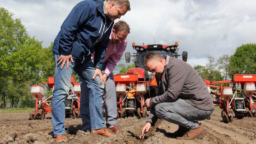 Pascal Philipsen (regiomanager Timac Agro), Edzward van Delden (directeur Timac Agro) en loonwerker Harry Koonstra bekijken hoe de meststof op het land in gebracht.