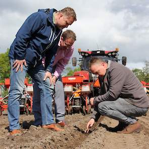 Pascal Philipsen (regiomanager Timac Agro), Edzward van Delden (directeur Timac Agro) en loonwerker Harry Koonstra bekijken hoe de meststof op het land in gebracht.