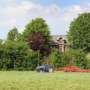 In buurtschap Vethuizen bij Zeddam blijft het schudden doorgang vinden. Het is inmiddels dinsdag laat in de middag. De omstandigheden zijn perfect; het is fris op de trekker maar de zon schijnt.