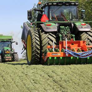 Woensdagmorgen 10.00 uur. Het kuilen is begonnen; loonwerker Meiland uit Azewijn is gearriveerd met een kuilverdeler, een hakselaar en twee silagewagens.