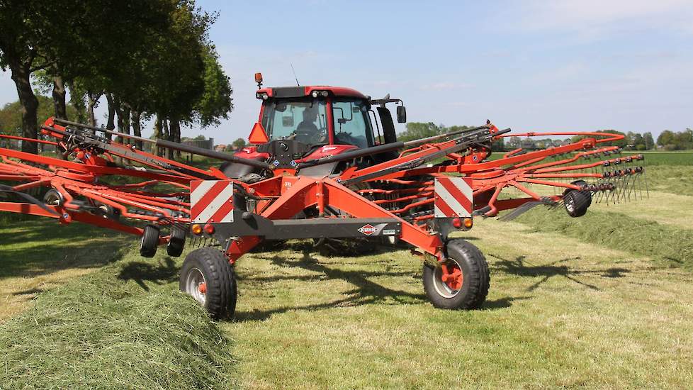 Koen is dik tevreden over de enorme wiersen. Hij blijft het hakseltreintje net voor. Het gras is volgens hem van prima kwaliteit. „Super suikerrijk, het plakt aan de banden.”