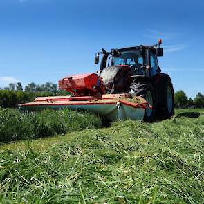 De grasmaaimachine van de maatschap en de maaimachine van de buurman, doen samen prima dienst.