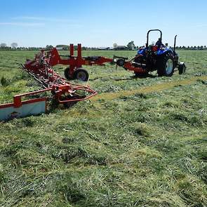 Intussen, net na de middag, is Van Schriek senior begonnen met het schudden van 15 hectare op ongeveer een kilometer afstand.