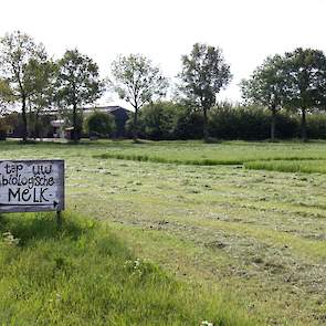 ’s Morgens 14 mei om 10 uur is ook het laatste perceel gemaaid. Het gras ligt ‘los’.  Zon en wind kunnen hun werk doen.