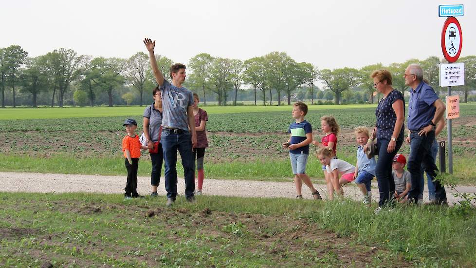 Hoe hoog wordt de mais? ‘Zooo groot’, wijst Kars de deelnemertjes uit Zelhem en hun begeleiders.