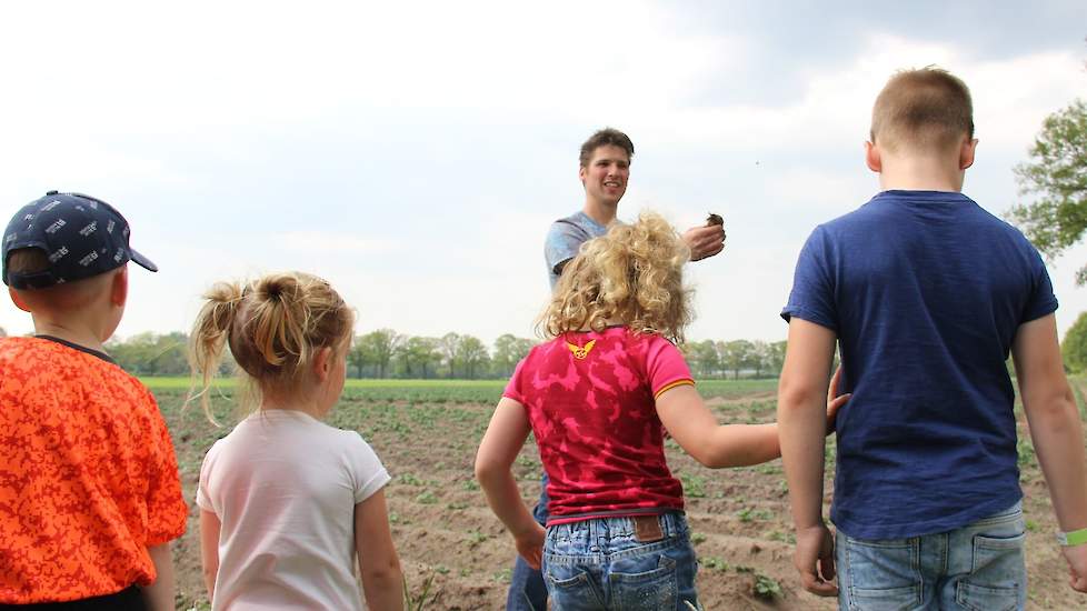 Kars laat zien dat als je één aardappel onder de grond stopt, er wel vijf voor terugkomen.