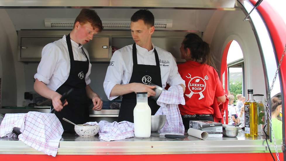 Koks van restaurant Ruimzicht in Doetinchem zijn bezig met de voorbereiding van het boerderijdiner.