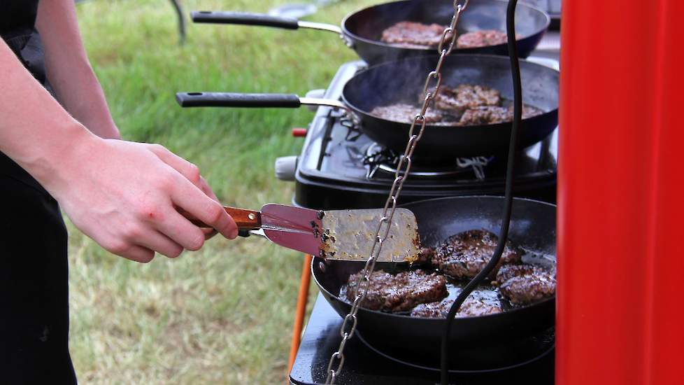 De hamburgers, gemaakt van vlees van de melkkoeien, werden niet afgeslagen.