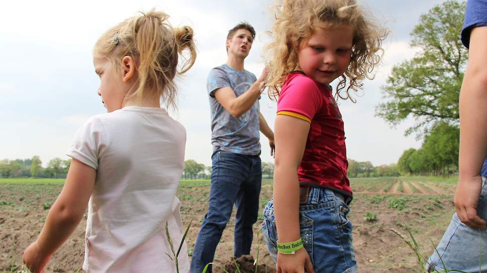 Melkveehouder Kars Visser weet de aandacht niet geheel op de aardappel te vestigen. Het bedrijf heeft 70 hectare in gebruik.