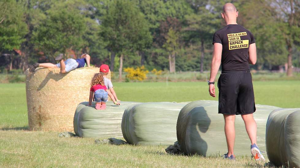 Een parcours van balen voer op melkveehouderij Lomansheide te Zelhem (GD) is een wezenlijk onderdeel naar ‘Foodcamp, verwijzend naar bootcamp.