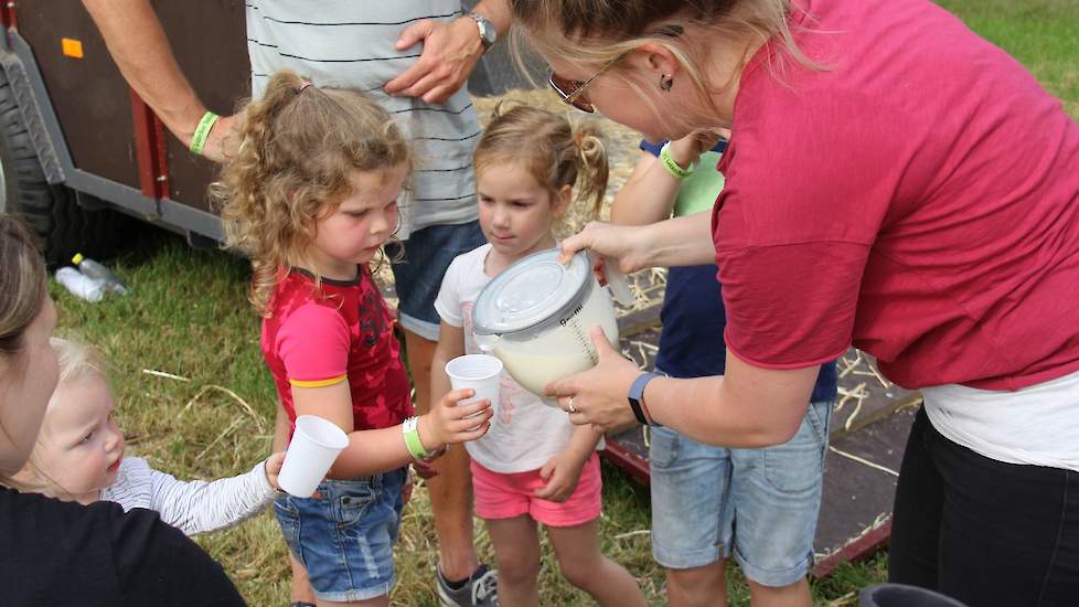 Melk proeven, dat wilden de kinderen wel na een wedstrijdje klauteren over de balen.