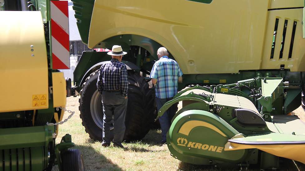 Op de beurs is veel te doen; overdag wordt veelal gepraat in de schaduw van grote machines. ’s Avonds is er een Young Farmers Party, de Gouden Trekker wordt uitgereikt en er wordt een Miss gekozen.
