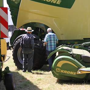 Op de beurs is veel te doen; overdag wordt veelal gepraat in de schaduw van grote machines. ’s Avonds is er een Young Farmers Party, de Gouden Trekker wordt uitgereikt en er wordt een Miss gekozen.
