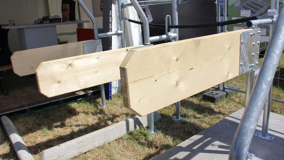 Greutink Staltechniek uit Lochem (GD) presenteerde op de beurs de BK-box die er voor zorgt dat koeien langer liggen. Meer bewegingsvrijheid door de houten schotten verbetert volgens de standhouder het koecomfort. Stressvrij opstaan en draaibare afscheidin