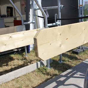 Greutink Staltechniek uit Lochem (GD) presenteerde op de beurs de BK-box die er voor zorgt dat koeien langer liggen. Meer bewegingsvrijheid door de houten schotten verbetert volgens de standhouder het koecomfort. Stressvrij opstaan en draaibare afscheidin