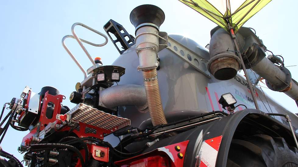 Zunhammer heeft als motto ‘Wij transporteren mest, geen staal’. De tankcontainer is licht in gewicht en de bodemdruk blijft onder de 1 kg per vierkante centimeter. In de tank wordt klotsen voorkomen door middel van schotten.