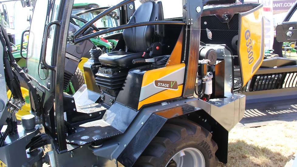 'Een veredelde kruiwagen', noemen de vertegenwoordigers van Jan de Winkel, hun nieuwste shovel. Een schonere motor met minder emissie inclusief roetfilter (aangescherpt door eisen uit Brussel) maakt de G 3500 Giant Stage V met nieuw design volgens hen opn