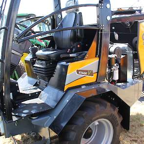 'Een veredelde kruiwagen', noemen de vertegenwoordigers van Jan de Winkel, hun nieuwste shovel. Een schonere motor met minder emissie inclusief roetfilter (aangescherpt door eisen uit Brussel) maakt de G 3500 Giant Stage V met nieuw design volgens hen opn