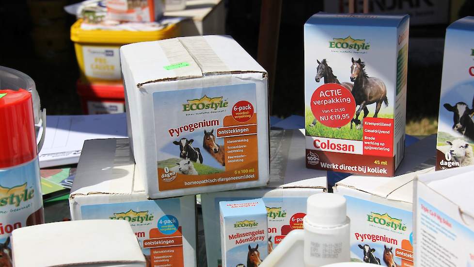 De stand met onder meer Ecostyle producten was populair omdat bijvoorbeeld Pyrogenium van dit merk gebruikt kan worden in plaats van antibiotica bij ontstekingen. Onder de huid inspuiten bij de bil helpt het beste volgens de standhouder. De middelen zijn