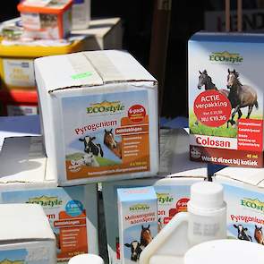De stand met onder meer Ecostyle producten was populair omdat bijvoorbeeld Pyrogenium van dit merk gebruikt kan worden in plaats van antibiotica bij ontstekingen. Onder de huid inspuiten bij de bil helpt het beste volgens de standhouder. De middelen zijn