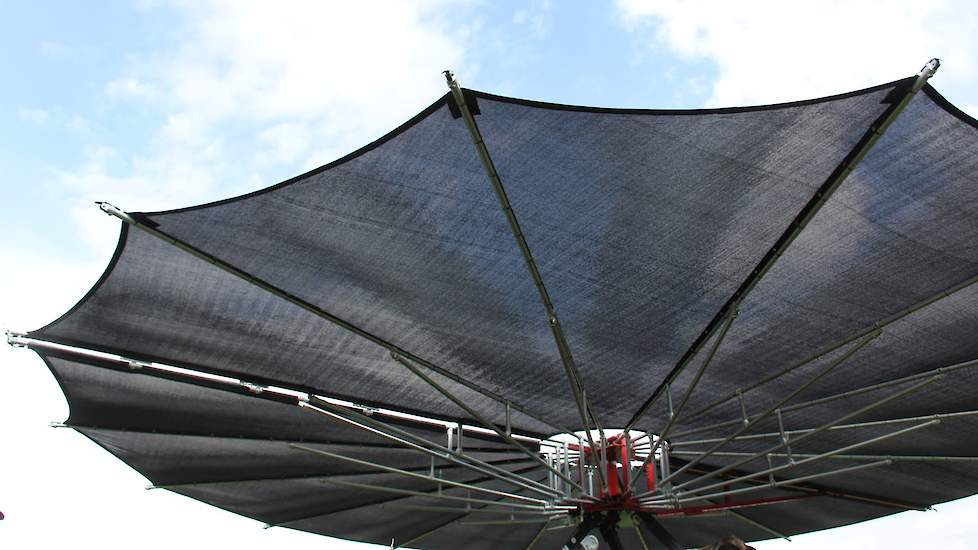 Deze parasol genaamd Shade Haven kost 18.000 euro. Er zijn borstels aan bevestigd.