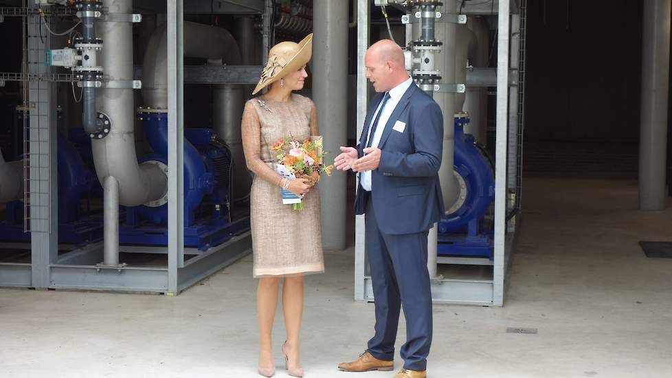 Na de opening kreeg de koningin een rondleiding in en rondom de Groene Mineralen Centrale. Jaarlijks wordt er ongeveer 100.000 ton dierlijke mest en 35.000 ton organische reststoffen aangevoerd van (boeren)bedrijven uit de regio. De vergisters van de cent