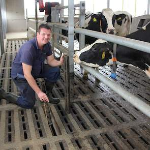 Alhoewel sommige veehouders de gootjes onder het rubber eruit hebben gehaald, heeft Ronald prima ervaringen met deze emissiearme vloer.