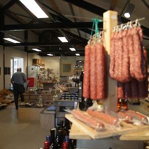 De omzet van de winkel heeft tussen de brand en de nieuwe winkel wel een dip gekend. „We hebben een week na de brand de winkel geopend in onze loods. In een kleinere opzet, dat wel.” Inmiddels denkt Gerrie weer terug te zitten op het aantal klanten van vo