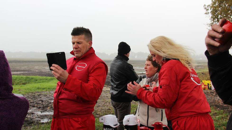 Richard Kimmann en zijn vrouw Monique verzorgen met veel plezier de uienrapers. Ze zetten twintig liter koffie voor de burgers.