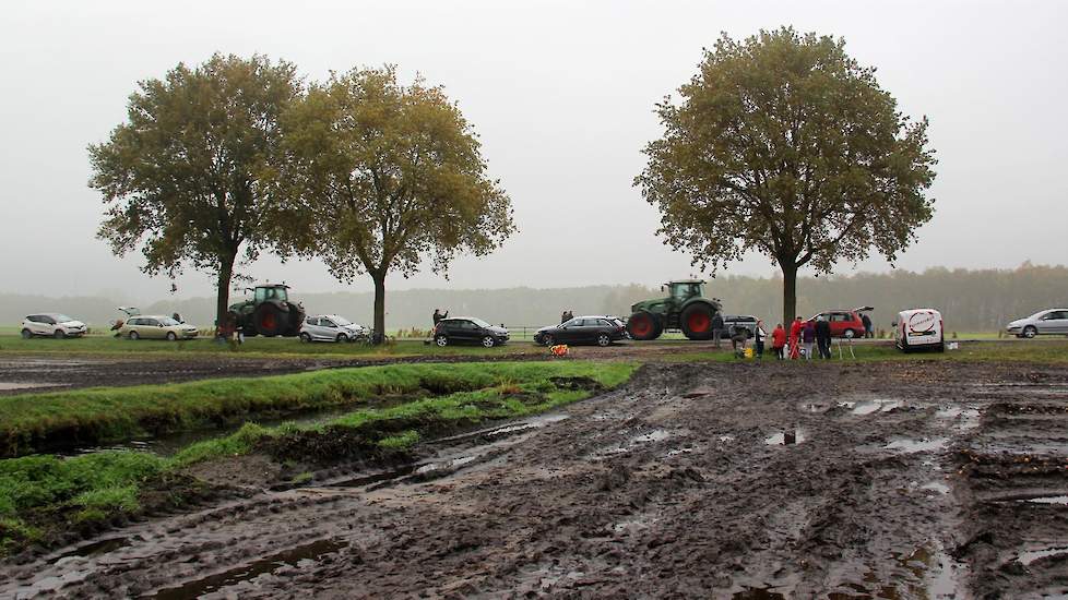 Een stoet auto’s parkeert langs de weg bij Hoogeveen. De akkerbouwer uit Dedemsvaart is er blij mee. „Goed idee toch? Ik hou wel van dit soort acties.”