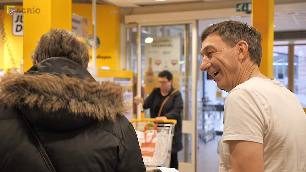 Boeren in gesprek met consumenten bij supermarkt Ommen