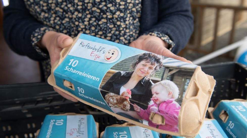 Het eierdoosje van Kieftenbeld’s Eitje. Mooie doosjes met een foto van Jolanda en haar jongste dochtertje erop. „Deze doosjes verkopen heel goed. Ik krijg vragen vanuit supermarkten voor onze eieren en ben bezig met een pakstationerkenning.”