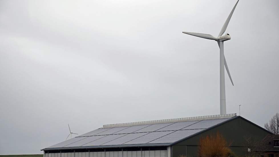 Windmolens en zonnepanelen op een ligboxenstal.
