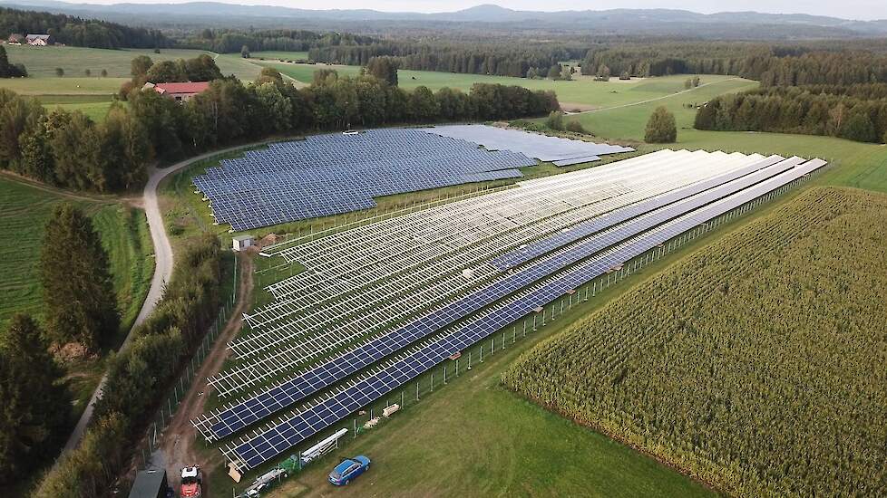 Beeld van een zonnepark in aanleg. Het Masterveldpark moet 60 hectare groot worden.