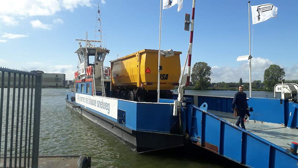Update 14:40 uur: De schipper van de pont liet in de middag weten dat het toen wel raak was. De eerste oversteek van een landbouwvoertuig is een feit.