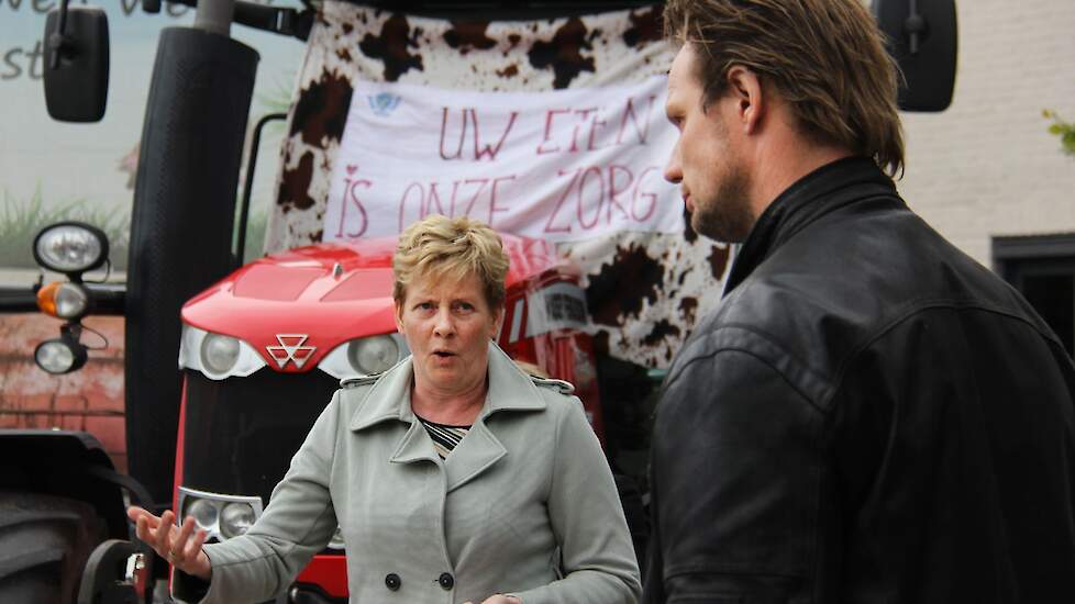Wethouder Ria Ankersmit geeft melkveehouder Erik Lubbers antwoord over de totstandkoming van de visie.