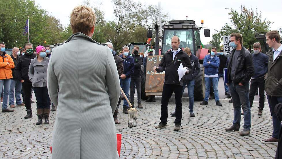 Melkveehouder Gerard Hettelaar vraagt de wethouder om te wachten met de procedure.