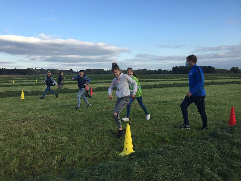 De bootcamp vond plaats tussen het gemaaide gras.