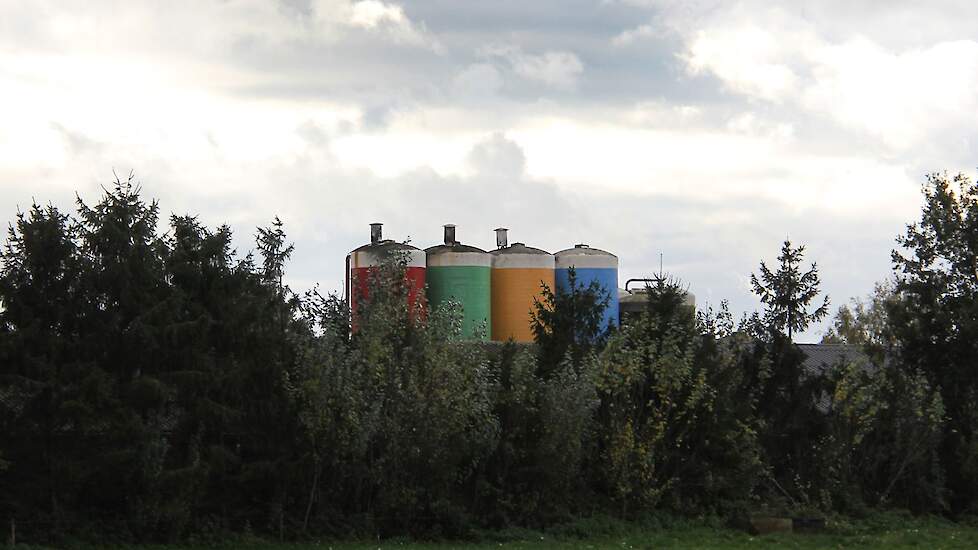 Dit is het begin van een Silo Art Tour Achterhoek in 2021. Overal in de regio krijgen 'lelijke agrarische gebouwen' door verschillende kunstenaars een jasje aan.