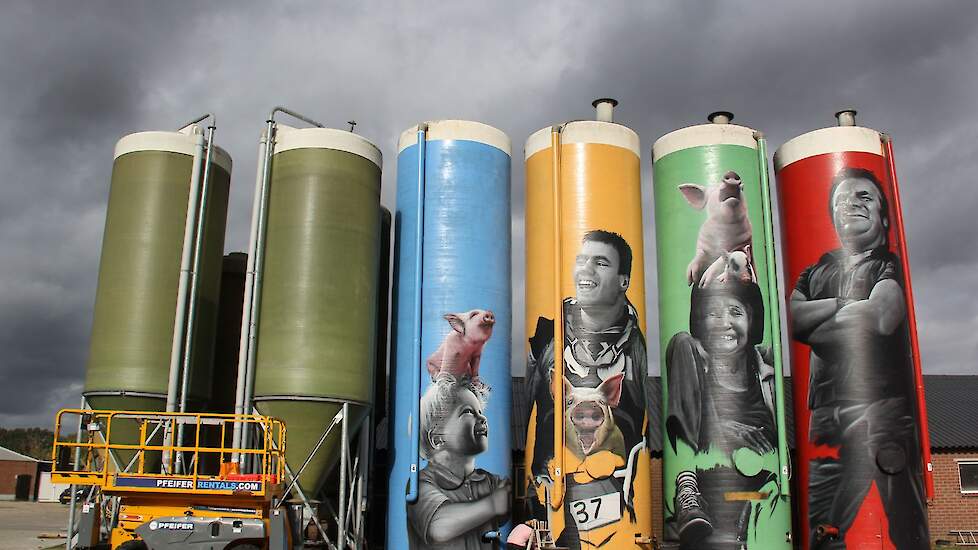 Ronnie Degen helemaal rechts, op de rode silo; hij is van de Zwarte Cross en Mañana Mañana, en staat symbool voor de ondernemingszin.