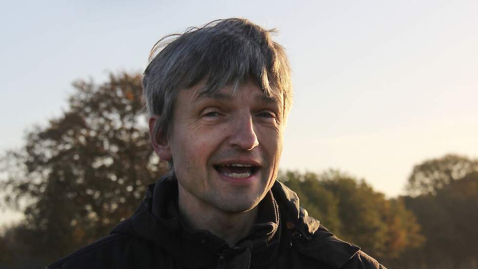 Bioloog Van den Burg over stikstof: „Stikstof vermest en verzuurt. Aan dit laatste is dus wat te doen, bijvoorbeeld door het uitstrooien als hier. Stikstofdepositie terugbrengen is ook nodig vanwege de vermesting. De vermestingscomponent is dus een ander