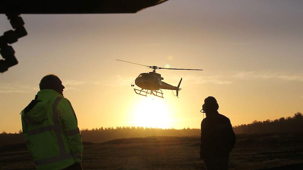 De helikopter arriveert op dinsdag voor het eerst, daar het maandagochtend 2 november te hard waaide.