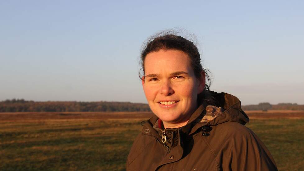 Projectleider Liesbeth Hunink: „Door vervuiling wordt de bodem zuur en voedingsstoffen zoals kalk verdwijnen. De bodem is uit balans. Dit heeft ernstige gevolgen voor zowel planten als dieren. Dieren hebben kalk nodig voor de opbouw van hun botten. Ook pl