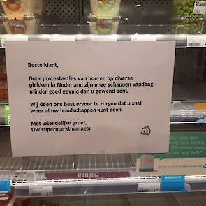 Albert Heijn heeft briefjes opgehangen, waarop staat dat de boerenprotesten de reden zijn van de lege schappen.