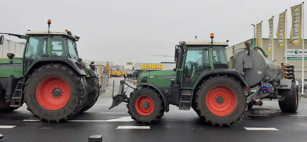 Boeren blokkeren een distributiecentrum van Jumbo in Veghel afgelopen vrijdag.