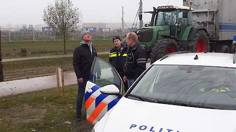 Thijs Wieggers (links) stapt in de politieauto richting Zwolle.
