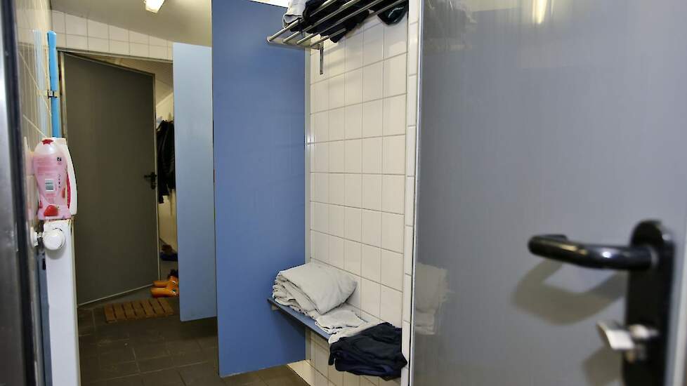 Hygiëne is een speerpunt op het bedrijf. Alle materialen en personen die het bedrijf bezoeken komen via de douche binnen. De bedrijfsleider wisselt zelfs van bril als hij binnenkomt.