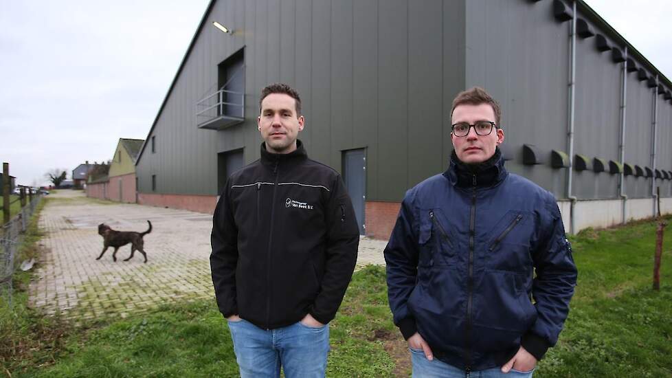 Het eerste met vogelgriep besmette bedrijf ligt in het Gelderse Altforst. Gert-Jan van Beek (links) en bedrijfsleider Thom ter Haar staan hier voor de twee etage stal waar de uitbraak in de onderste stal begon. Het koppel vleeskuikenouderdieren was toen 3