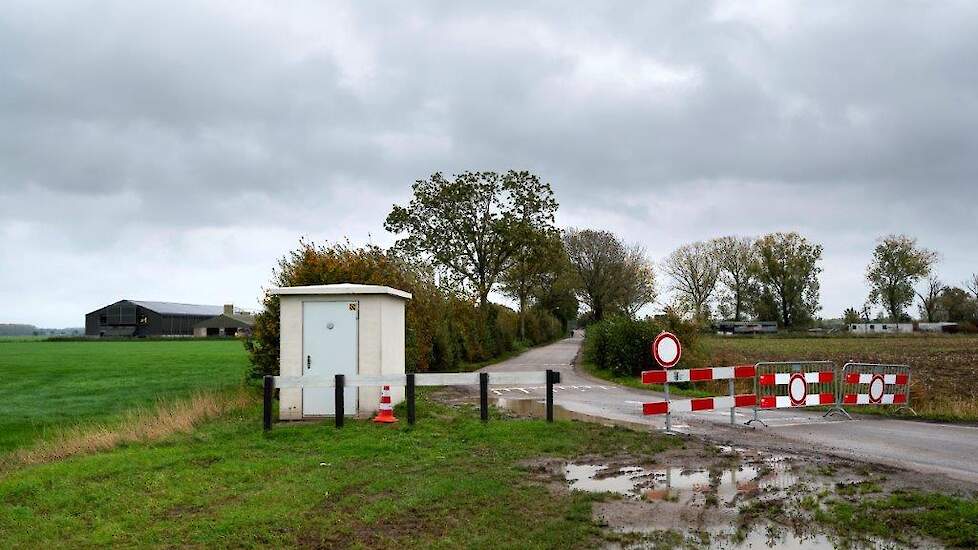 De dierenarts kwam, verrichtte sectie en lichtte de NVWA in. Om half 1 kwam een speciaal team 20 kippen per stal keel- en cloacaswabs en bloedmonsters nemen. ’s Nachts om 1 uur belde de NVWA met de definitieve positieve uitslag. Donderdag 29 oktober zijn