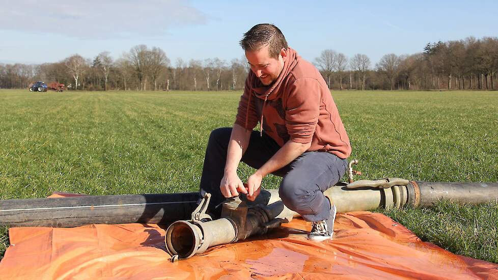 Melkveehouder Jelger Zilhorst kan niet wachten tot het schone water uit de Veengoot vanuit Lichtenvoorde, naar het Hengelse Zand komt.